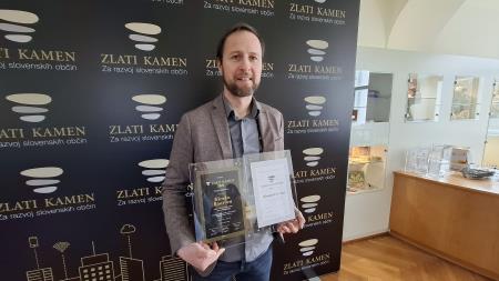 Župan dr. Kovačič s priznanjem za zmago v primorski regij in srebrnim certifikatom Zlati kamen. 