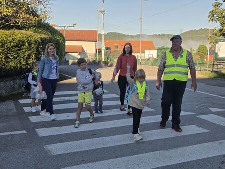Da je zebra edina varna pot za prečkanje cestišča vedo tako mame kot njihovi otroci tudi na OŠ Jel…