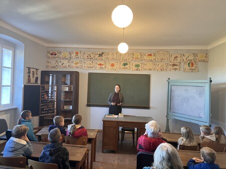 S starimi starši v staro učilnico in kuhinjo