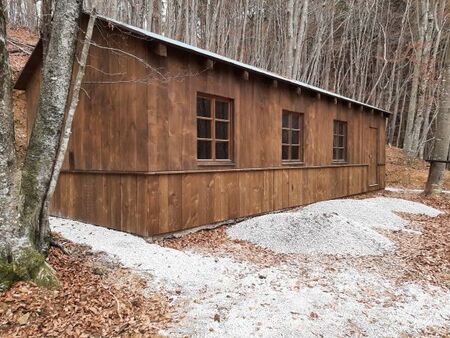 KS se je pridružila občini pri temeljiti obnovi partizanske bolnice Zalesje. Na sliki ena od barak. 