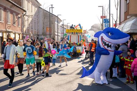 pustna povorka v Postojni 