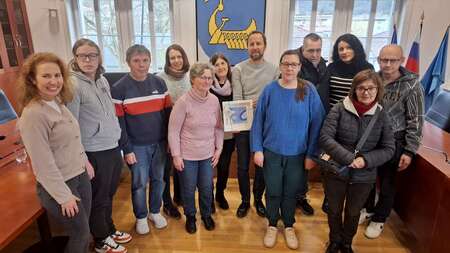 Uporabniki in zaposleni iz Društva Vezi na obisku pri županu