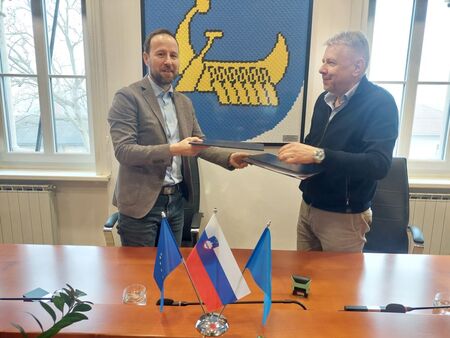 Župan dr. Gregor Kovačič in direktor podjetja Godina d. o. o. Maks Godina po podpisu pogodbe