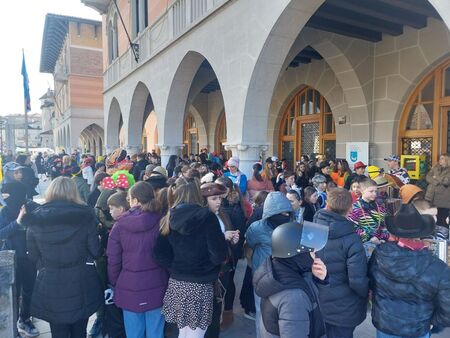 Veselje in muzika na občinskem dvorišču