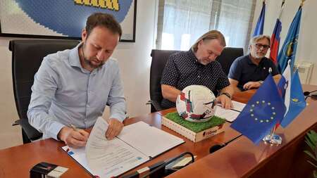 Podpis pogodbe, z leve dr. Gregor Kovačič, Miloš Junkar in Miha Majerle 