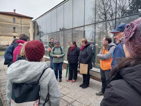 Alenka Veber predstavlja tehnične vidike vodenja obiskovalcev po Kettejevi poti