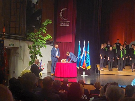 Podpisovanje razglasa na slavnostni akademiji občine Vrhnika. Vir: Občina Ilirska Bistrica