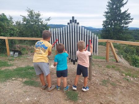 Predvsem na veselje otrok sta na zelenico pred gradom umeščeni dve zvočili. 