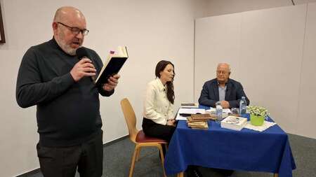 Kettejeve pesmi je interpretiral Igor Štemberger 